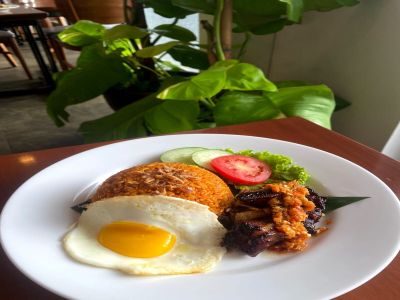 Nasi Goreng Iga Bakar: Kelezatan Premium di PrimeBiz Hotel Surabaya!